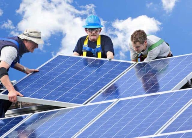 Mannen leggen zonnepanelen neer