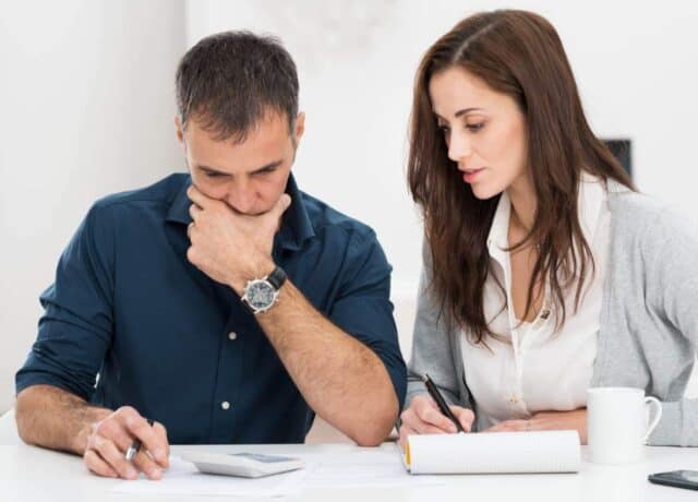 Man en vrouw die een berekening doen