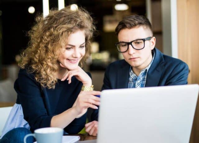 Man en vrouw kijken naar laptop