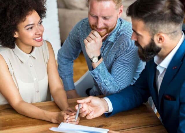 Koppel in gesprek met financieel coach