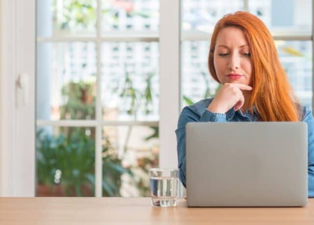 Vrouw kijkend naar laptop