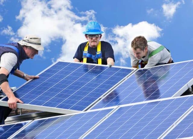 Mannen leggen zonnepanelen neer