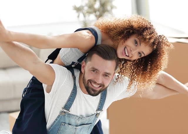 Gelukkig stel in nieuwe woning