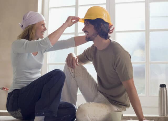 Vrouw doet helm op bij man