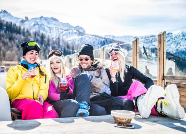 Vrienden op wintersport drankje drinken