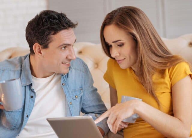 Man en vrouw die samen opties bespreken