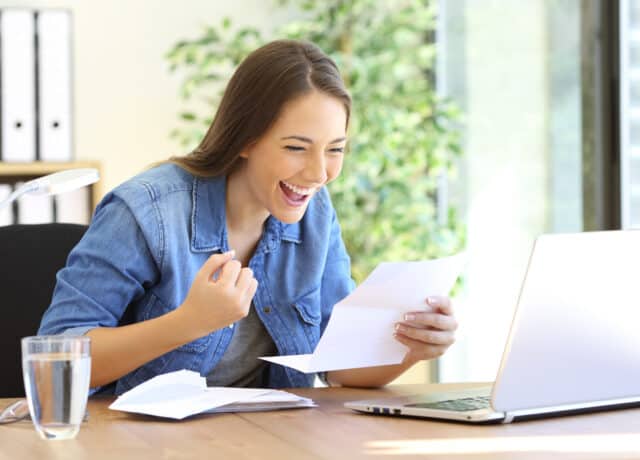 Vrouw voor laptop